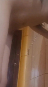 Studente cresciuto a casa! Fotto il mio partner in bagno durante la pausa della lezione di educazione fisica