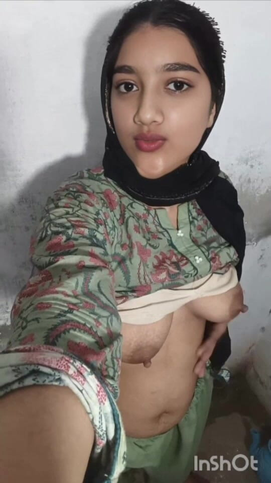 Naughty_Sana: 핫한 거유를 보여주는 아름다운 히잡 소녀