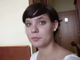 Morena adolescente juega con vidrio consolador
