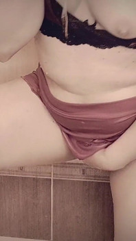 Halloween 2024 si cewek sange ini lagi asik masturbasi di kamar mandi dengan pakaian basah