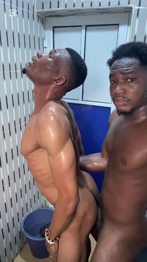 Dverse: 목욕 땀과 섹스