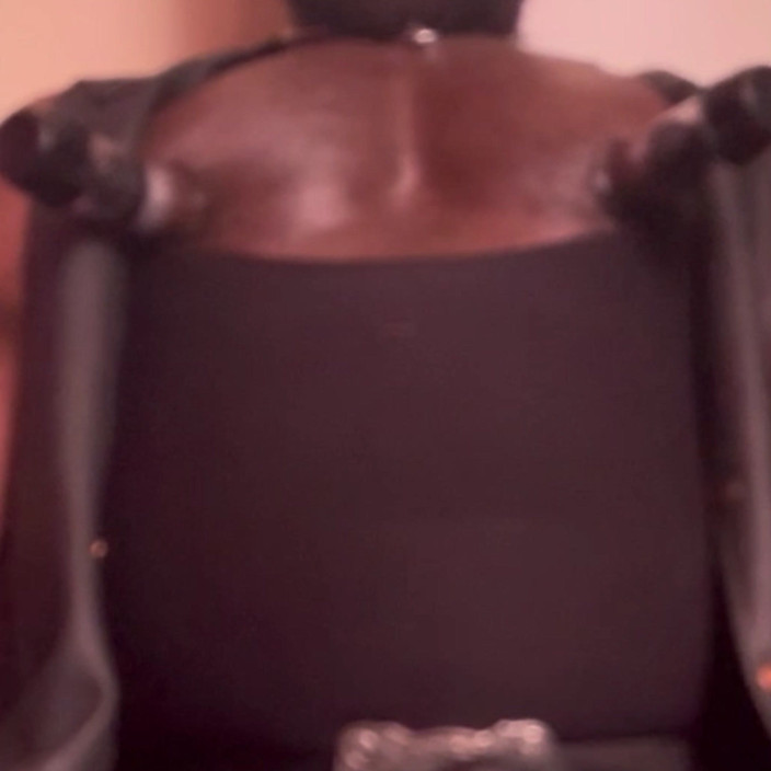 Black Muscle Stepdad: Tittenfick Führt Zu Tittenspielen