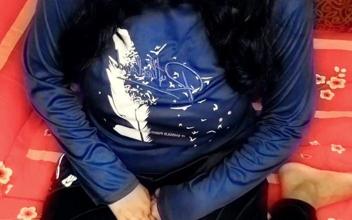 Ena: Krásná dívka masturbuje svou těsnou mokrou kundičku, zatímco nikdo není...