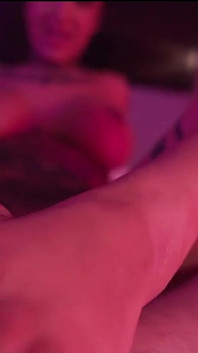 Milf tatuada da paja con el pie resbaladizo a palpitante polla