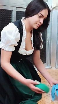 Fantasia Bavarese - Latina in Dirndl Bagnata E Disordinata Pulizia Della Casa
