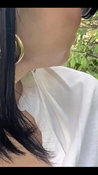 我带着吸烟和穿着男性衬衫的弹跳胸部离我的车有点远，以获得私人场所自慰和快速