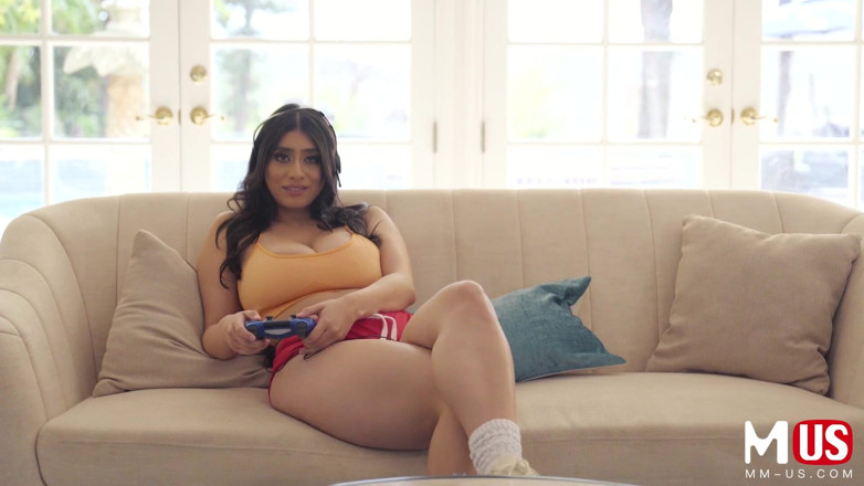 Model Media US: Pisicuță care linge - Violet Myers