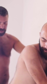 BEARFILMS - papà Carlos Verga scopa il giovane orso Ale Tedesco