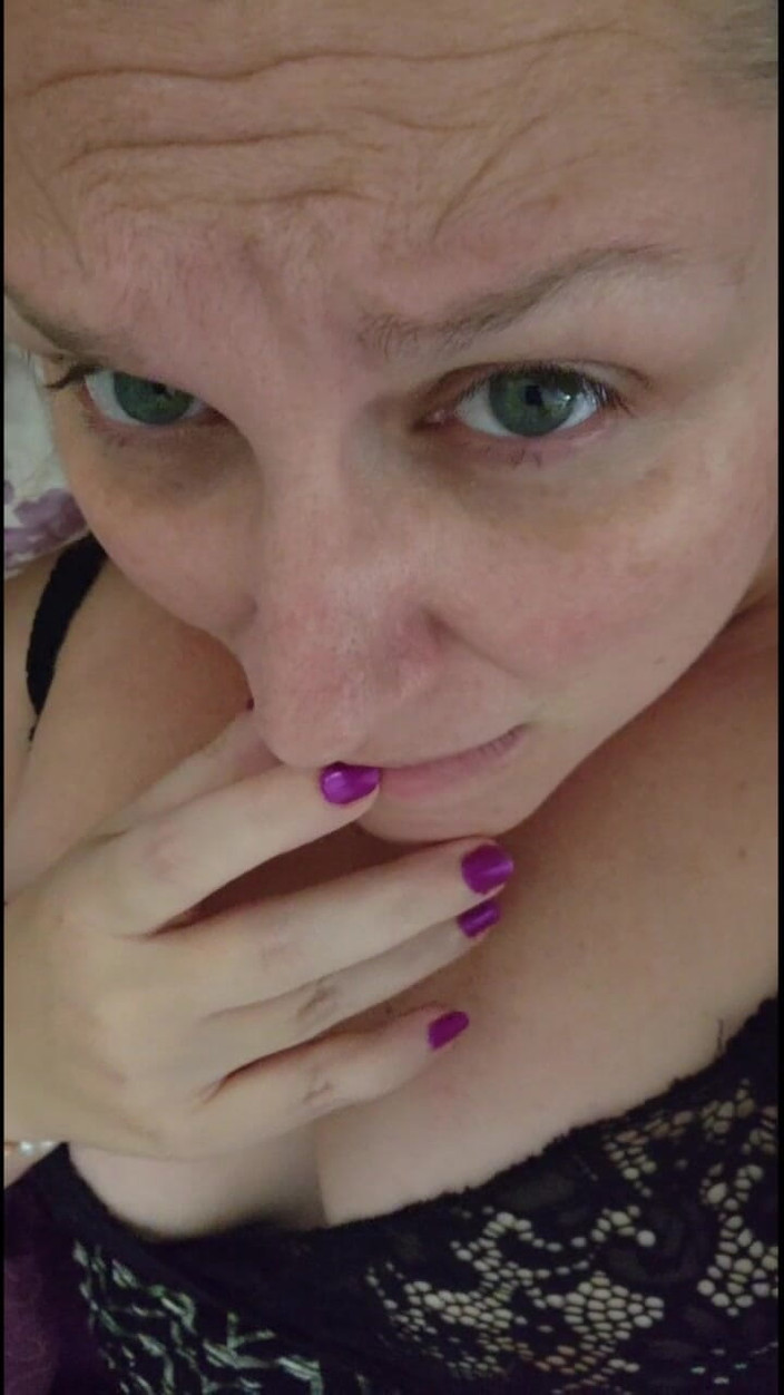 Dainty Deviant: Sexy milfka s křivkami umožňuje anonymnímu muži ovládat její Svěží...