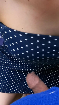 公共の場で見知らぬ人にフェラチオを提供するのが大好きです!- 『ugpped and Flash Dick in Train』