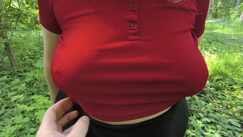 Bouncy Tits Action: Жирні цицьки у лісі