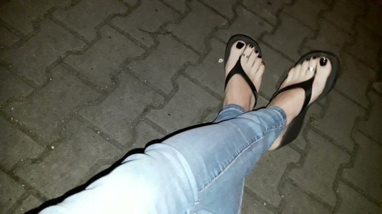 Heelex: Muestro mis pies increíbles en chanclas de plataforma muy sexy