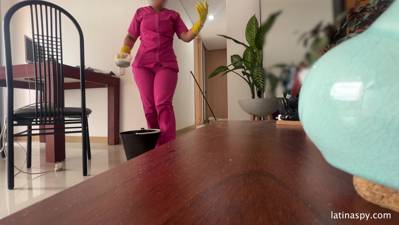 Latinaspy: La cameriera con un culo enorme pulisce apt poi masturba...