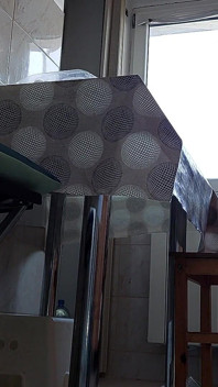 Pepek si rambut coklat berbulu, tetek besar, wanita berbulu sensual di dapur. Ibu seksi, pepek berbulu, pantat besar