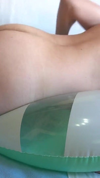 Jugando con un swimring verde y blanco