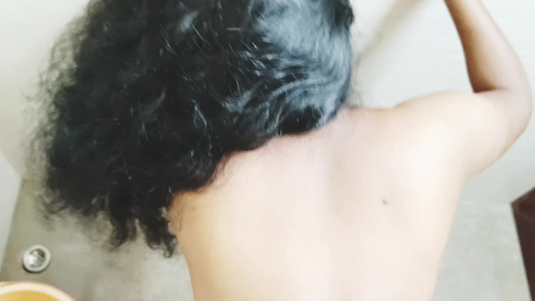 Telugu honey lips: 印度阿姨浴室性爱，操 husbend 的朋友