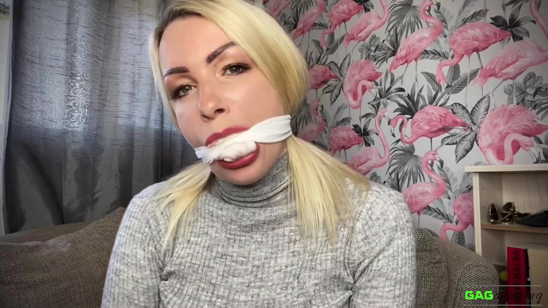 Gag Attack: Penny Lee - персонализированная водолазка давится собой
