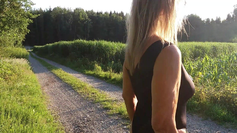 martinawest: Martina seksi mayo ve yüksek topuklu ayakkabılarla dışarıda yürüyor!