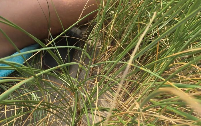 Double-Dutchies: Plaisir à poil sur la plage - branlette, pipe, jeu de cul...
