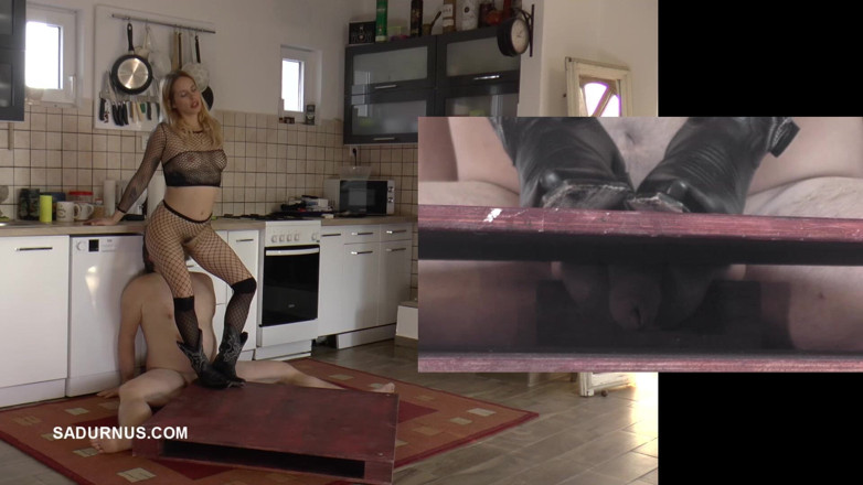 Sadurnus: Miss Douxxx gebruikt de tong van haar slaaf en verplettert...