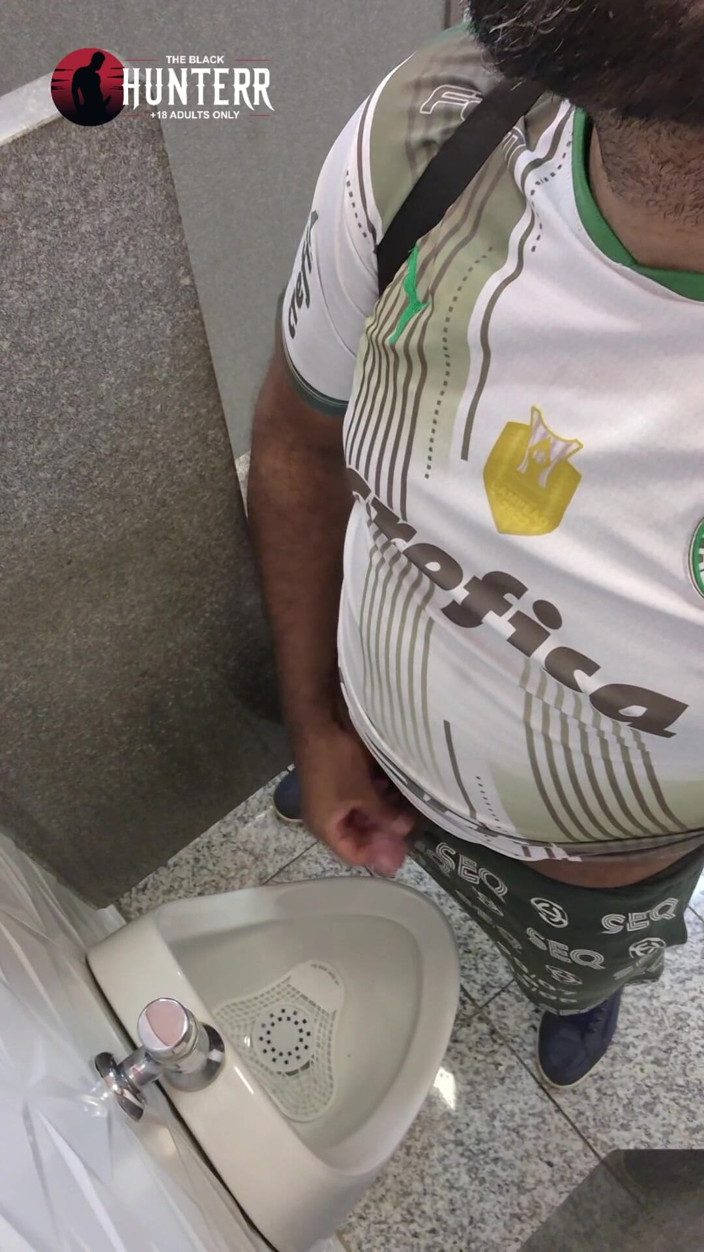 TheBlacKHunterr: Nach dem Training beim Masturbieren im Badezimmer