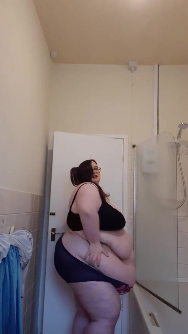SSBBWLadyBrads: SSBBW škádlí před sprchou