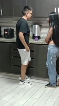 Je rencontre mon amie et je finis par la baiser