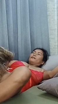 Thaiger visar sina hoppande stora bröst medan hon rider och knullas bakifrån