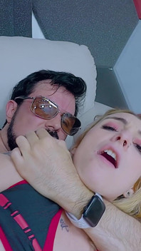 Anale college musicale - l'allenatore scopa il culo di una studentessa cattiva