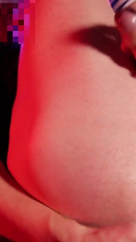 Schattige femboy speelt met zijn jongenspoesje dicht bij de camera