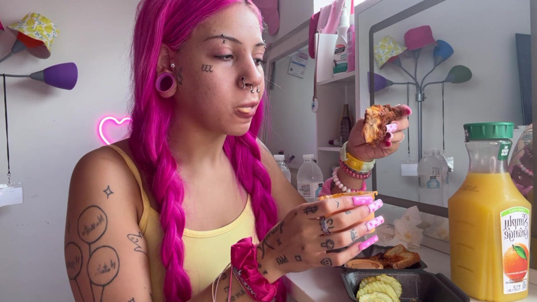 Nali Marie: Mukbang gorąca kurczaka pikantne facestuffing bimbo Przejadanie się drobna nastolatka...