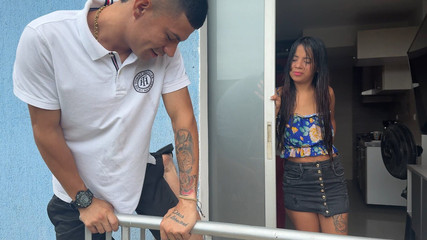 Angel_foxxx: Entro en la casa de mi nueva vecina y, como...