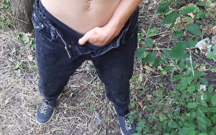 Lesbian-illusion: Drei freundinnen in badeanzug, Shorts und Jeans masturbieren im freien -...