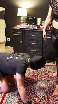 मेरे पैर चूमो या मैं तुम्हारी गेंदों को चीर दूंगा - cbt और अपमान - Mistress julia