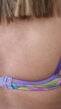 섹시한 빈티지 브라, 90년대 브세트레, 새틴, 부드러운 가슴을 어루만지며