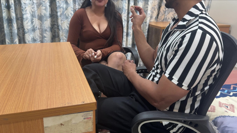 Hornycouple149: Je trouve le jouet sexuel de ma petite demi-sœur indienne...