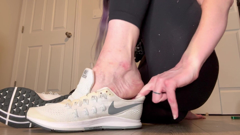 Peppermint Giantess: Piedi di taglia 16 stretta nelle sneaker di dimensione più piccola