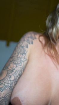 Sexy myčka aut ošukaná cizincem s velkým ptákem - Sara Blonde