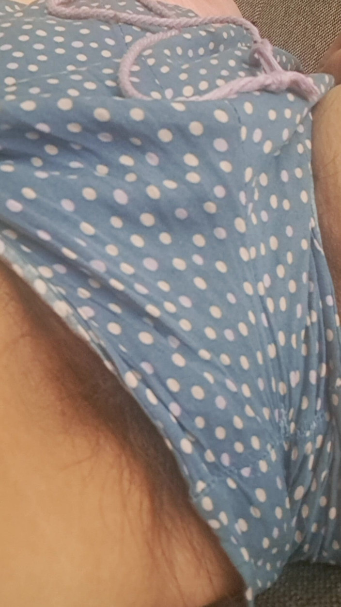Mommy big hairy pussy: Máma v posteli se dotýká její sexy kundičky k masturbaci...