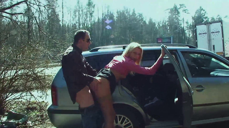 Public Entertainment: Cuplu de amatori se fute pe o autostradă