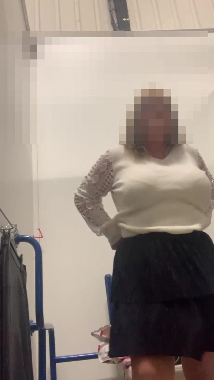 Julie Cunningham: Julie in M&amp;s Umkleidekabine - keine Höschen unter dem rock, Sitzt...