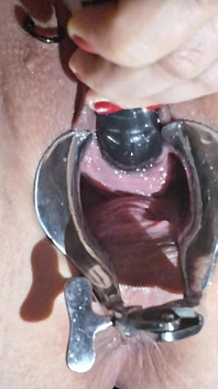Sklavins allarga il suo buco del piscio sempre più per il suo padrone! Parte 3