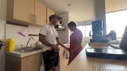 Latinaspy: Покоївка з величезною дупою чистить apt, а потім дрочить свого боса, частина 1