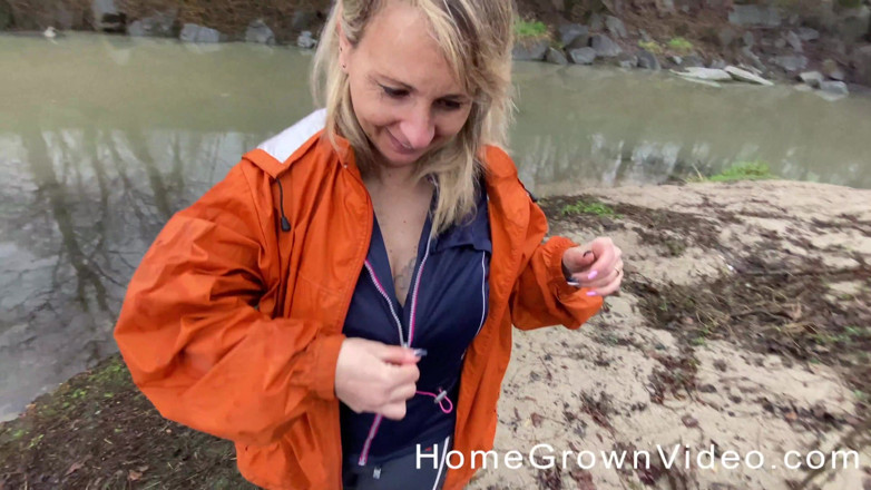 Homegrown Big Tits: Amadora fodendo na floresta