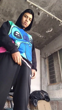 我穿着裤子给你看