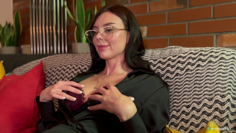 Eva Soda: Il Figliastro Sborra Nella Figa Della Matrigna E Si Masturba...