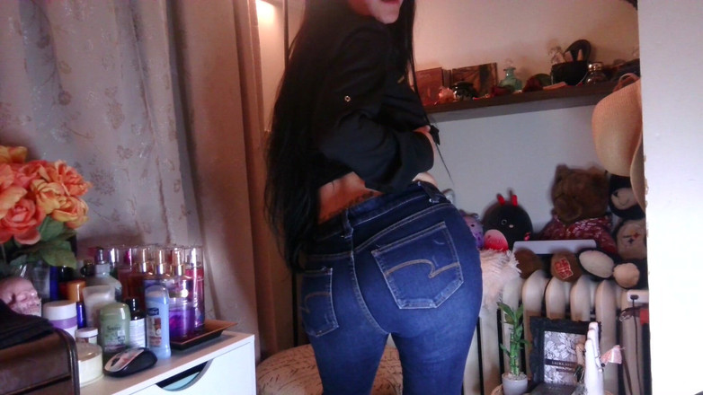 Raven Willow: My Ass Looks Good in Jeans