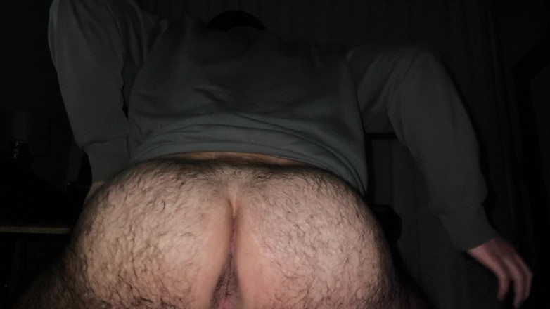 Cummyboy90: Owłosiona dupa ojczyma czeka na ciebie
