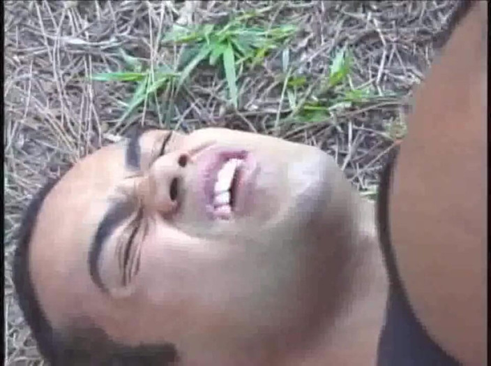 Shemale videos: Shemale cougar ebano succhiato e scopata da ragazzo latino all'aperto