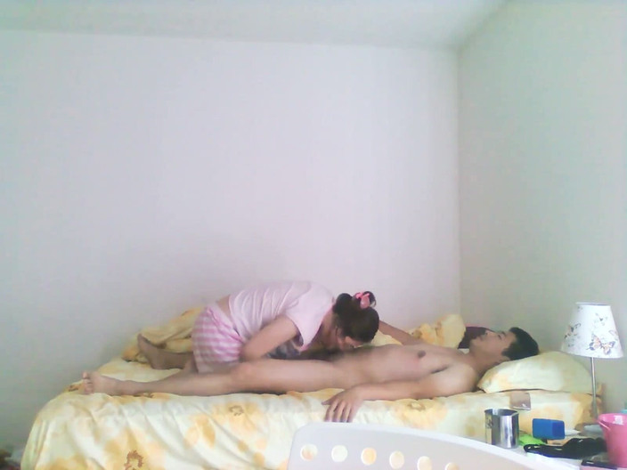 SquishMallow3328: दब्बू चीनी कमसिन 20 मिनट तक मेरा लंड चूसती है